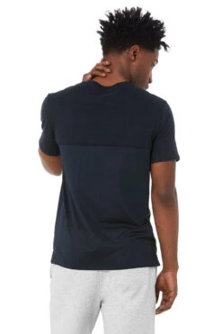 Alo Airwave Tee (Men's) - Dark Navy (Available Size: S) 7 Alo Airwave Tee (Men's) - Dark Navy (Available Size: S) -Tennis Clothing Store M1182R 00590 3 750x 4c289890 fa60 484d a329 83f10d91021f